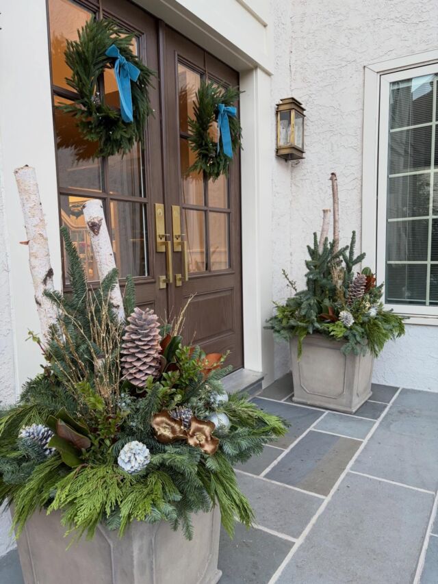 Baby it’s cold outside! #urnedelegance #urnedmembership #prettyplantersforeveryseason #winterplanters #wintercontainers #holidaydecor #decorate #containergardening #villanova