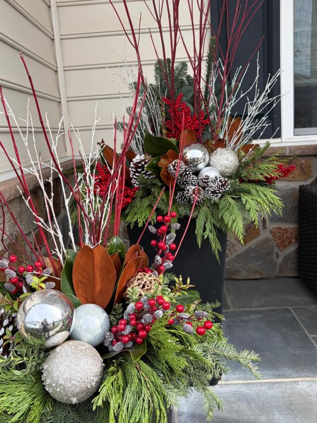 Bringing the bling this Christmas🎄#urnedelegance #urnedmembership #prettyplantersforeveryseason #plantjoy #seasonalplanters