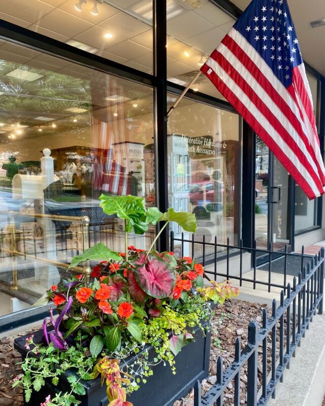 Home of the brave, land of the free. Remembering all of our brave soldiers who fought for our freedoms. God bless America. Happy Memorial Day!🇺🇸
#urnedelegance #urnedmembership #prettyplantersforeveryseason #summerplanters #summercontainers #seasonalplanters #betterhomesandgardens #plantjoy #curbsppeal #summervibes #godblesstheusa #freedomrings #malvernpa