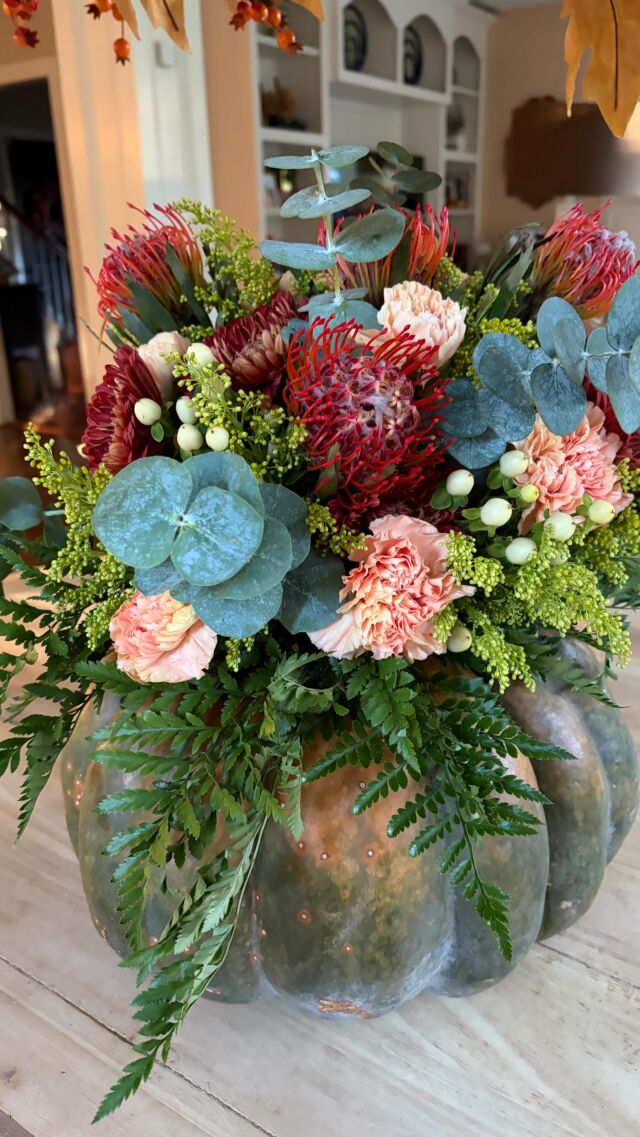 A few weeks between my planting seasons,  I like to get creative with flowers. This arrangement was inspired by @johnmarkenterprises a super talented florist, who shares his techniques . I hosted a lunch and this was the perfect fall centerpiece. Thanksgiving is right around the corner, I hope this inspires you to play with flowers!#urnedelegance #prettyplantersforeveryseason #urnedmembership #plantjoy #fallflowers #pumpkinseason #beinspired #thankyouforsharing #floralcenterpiece #novemberfloral